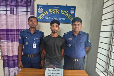 শার্শা থানা পুলিশের অভিযানে মাদক ব্যবসায়ীকে আটক