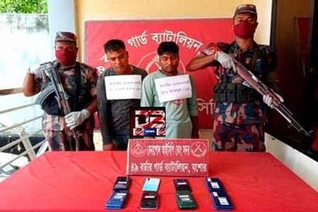 মোটরসাইকেল সহ দুই পাচারকারী আটক