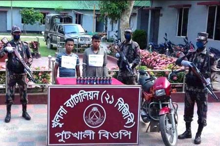 বেনাপোল সীমান্তে ফেন্সিডিল ও মোটরসাইকেলসহ  দুই মাদক ব্যবসায়ী আটক 