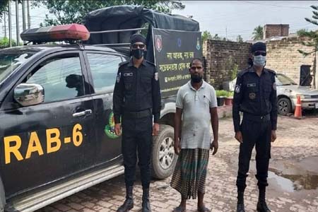 বেনাপোলে ৪কেজি গাঁজাসহ আটক -১