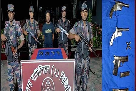 বেনাপোল সীমান্তে আগ্নেয়াস্ত্র ও গুলি সহ অস্ত্র ব্যবসায়ী আটক 