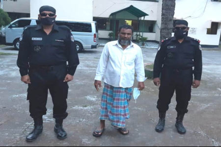 মাদারীপুরে অস্ত্র দিয়ে প্রতিবেশীকে ফাঁসাতে গিয়ে নিজেই অস্ত্রসহ র্যাবের হাতে গ্রেফতার