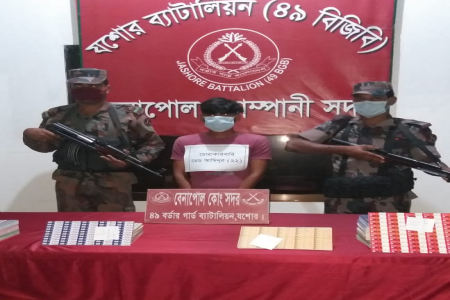বেনাপোলে পনে ৪ কোটি টাকার ইন্টারন্যাশনাল কলিং কার্ড সহ পাচারকারী আটক