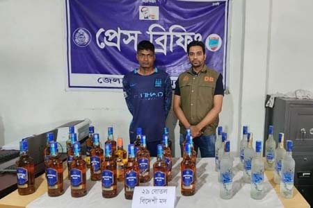 বেনাপোল সিমান্ত থেকে ২৯ বোতল বিদেশি মদসহ এক মাদক ব্যবসায়ী আটক