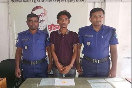 বেনাপোল সিমান্ত থেকে ৫০ পিস ইয়াবাসহ একাধিক মামলার আসামী আটক