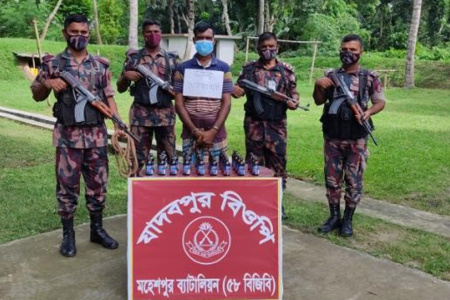 সীমান্ত থেকে ভারতীয় ফেন্সিডিলসহ মাদক ব্যবসায়ী গ্রেফতার