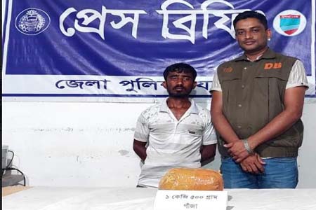বেনাপোল সিমান্ত থেকে ১ কেজি ৫০০ গ্রাম গাঁজাসহ এক মাদক ব্যবসায়ী আটক