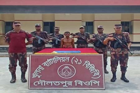 বেনাপোল সীমান্ত থেকে ৯ পিচ স্বর্ণেরবারসহ পাচারকারি আটক