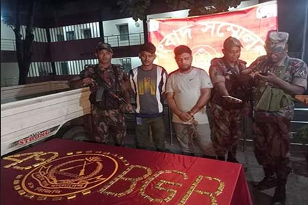বেনাপোলে ১১২ পিচ স্বর্ণের বারসহ দুই পাচারকারী আটক 