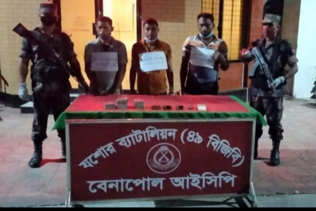 বেনাপোল দিয়ে ভারতে পাচারের সময় ৩১ টি পাসপোর্ট সহ আটক ৩