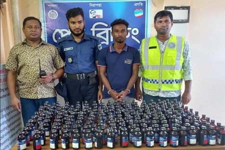 বেনাপোল পোর্টথানা পুলিশের অভিযানে ২০৯ বোতল ফেনসিডিলসহ গ্রেফতার -১