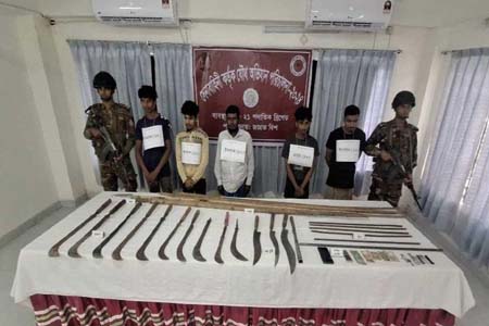 নড়াইলে সেনাবাহিনীর সফল অভিযানে দেশীয় অস্ত্রসহ গ্রেফতার ৫