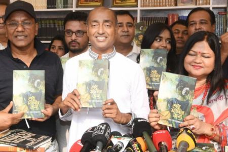 অমর একুশে বইমেলায় আইনমন্ত্রীর লেখা ‘শুধু মাধবীর জন্য’ বইয়ের মোড়ক উন্মোচন