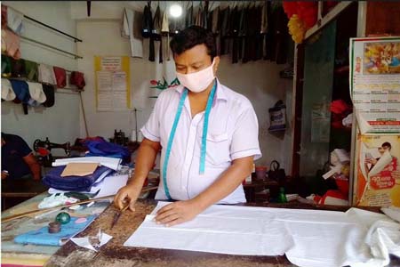 করোনার থাবায় থমকে গেছে আশাশুনির দর্জিকারিগররা