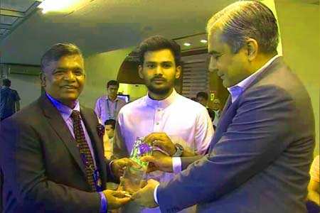 যুব ও ক্রীড়া উপদেষ্টাকে স্মারক উপহার