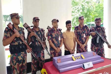 বেনাপোলে ৫টি সোনার বার সহ আটক ১