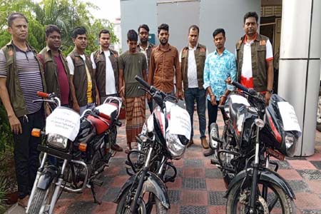 সাতক্ষীরায় তিনটি চোরাই মোটরসাইকেলসহ আন্ত:জেলা চোরচক্রের তিন সদস্যকে গ্রেফতার