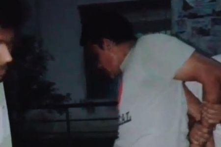 মাদক কারিবারিকে ধরে পুলিশে দিলো ছাত্রদল নেতা