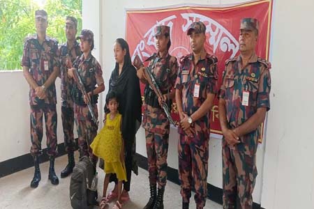 বেনাপোল ঘিবা সীমান্ত দিয়ে অবৈধ অনুপ্রবেশের সময়  দুইজন ভারতীয় নাগরিক আটক 