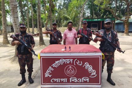 সীমান্ত এলাকায় বিজিবি অভিযানে ভারতীয় নেশা জাতীয় সিরাপসহ আটক-১