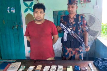 তেঁতুলিয়া বাংলাবান্ধা স্থলবন্দরে ২৪ হাজার ইউএস ডলারসহ ভারতীয় নাগরিক আটক