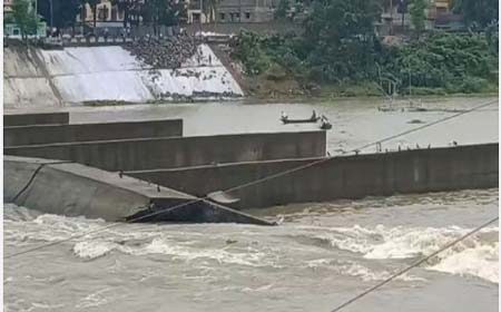 ভেঙে পড়েছে আত্রাই নদী