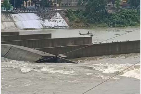 ভেঙে পড়েছে আত্রাই নদী