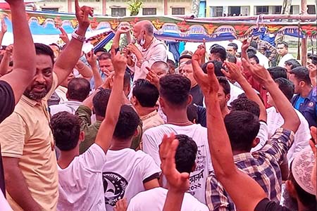 নোয়াখালীতে আ.লীগের সম্মেলন মঞ্চে হট্রগোল,ধাওয়া পাল্টা ধাওয়া