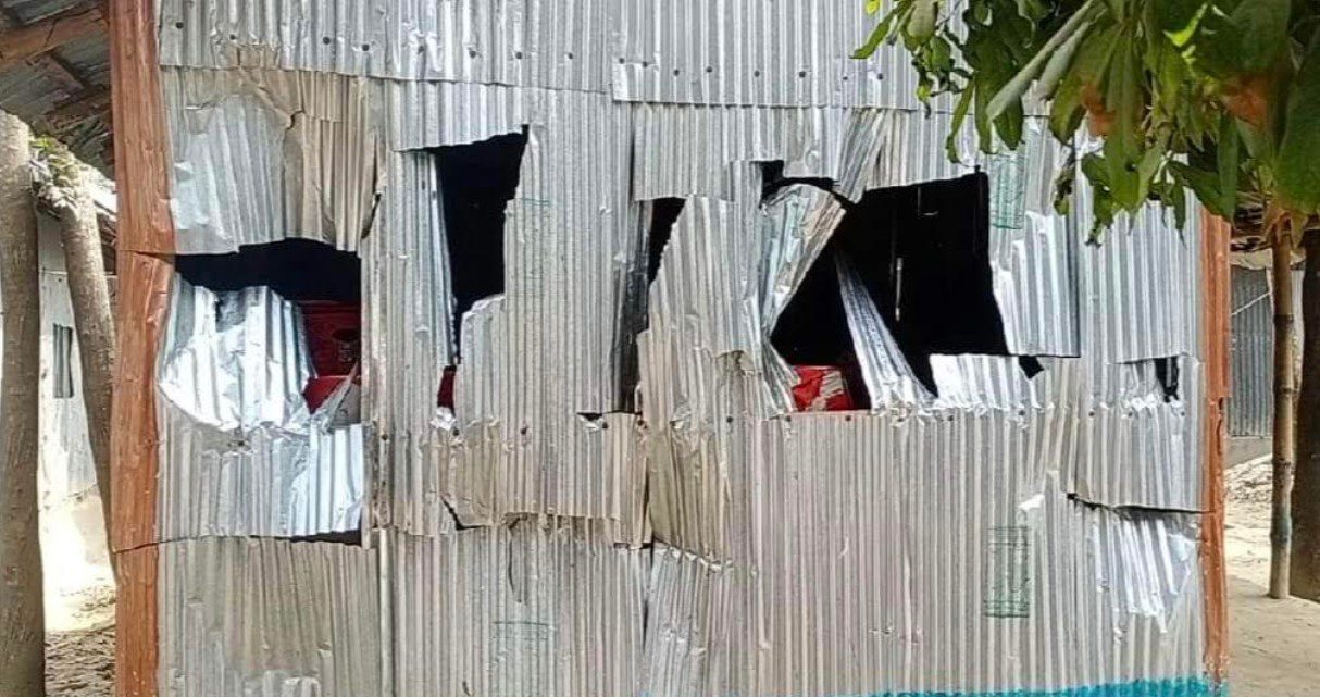 ঝিনাইদহের বেদে পল্লীতে এক পক্ষের হামলায় ১০ বাড়ি ভাংচুর আহত ৮