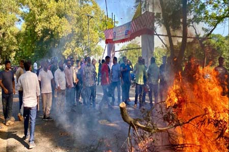 অবরোধের তৃতীয় দিনে শান্ত নগর, মহাসড়কে বিক্ষোভ