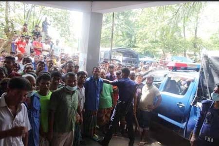 শালিশে চেয়ারম্যানের উপর হামলা