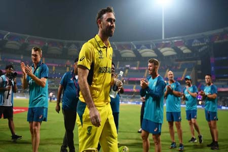 গ্লেন ম্যাক্সওয়েল এক পায়ে দাঁড়িয়ে