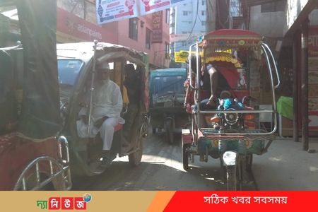 অটোরিকশা থেকে মাসোয়ারা নেয় দক্ষিণখানের পুলিশ