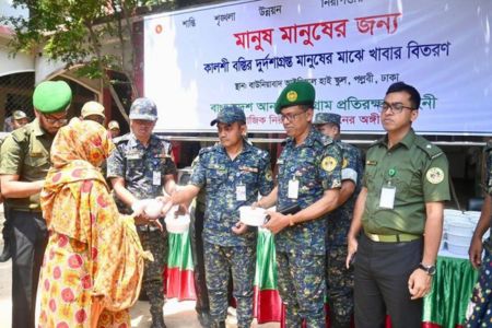 অগ্নিকাণ্ডে কালশী বস্তির ক্ষতিগ্রস্তদের মাঝে আনসার-ভিডিপির খাবার বিতরণ