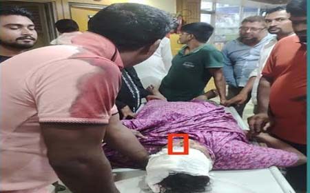 ঘরে ঢুকে ছুরিকাঘাত