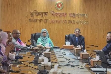 ফুলেল শুভেচ্ছা গ্রহণ করলেন না মুক্তিযুদ্ধমন্ত্রী