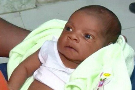 শিশুকে কার্টনে ভরে হাসপাতালের গেটে