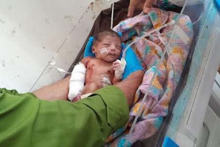 বাঁচানো গেল না কুড়িয়ে পাওয়া নবজাতককে