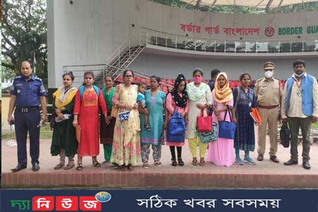 ভারতে পাচার ১ শিশু ও ৮ নারী সহ ৯ জন বাংলাদেশি বেনাপোলে হস্তান্তর
