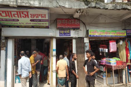 বাগেরহাটের ফকিরহাট বাজারে দুর্গাপূজার শুরুতেই এক রাতে ৬ দোকানে চুরি