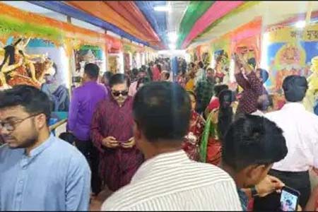 এশিয়ার সর্ববৃহৎ হাকিমপুর শিকদারবাড়িতে পূজা মণ্ডপে দর্শনার্থীদের উপছে পড়া ভিড়