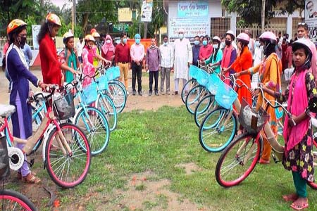 বগুড়ায় ক্ষুদ্র নৃ-গোষ্টিদের মাঝে শিক্ষাবৃত্তি, বাই-সাইকেল বিতরণ