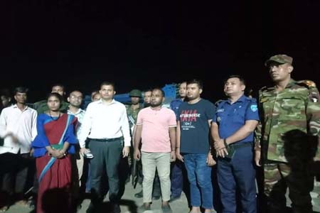 নদী থেকে বালু উত্তোলন করে সরকারি ব্রিজ নির্মাণ