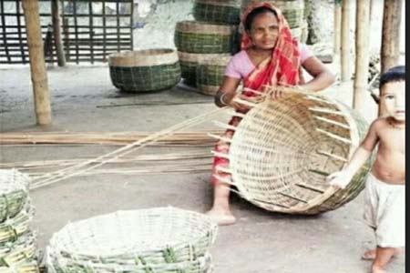 দুর্দিনে পাইকগাছায় বাঁশ-বেতশিল্পীরা