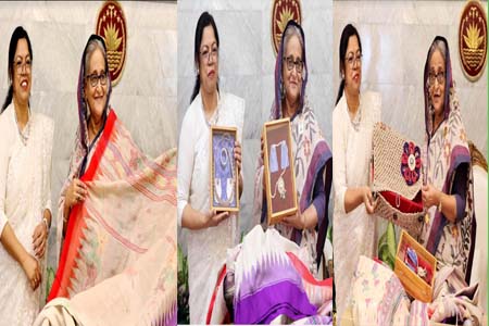 কলাগাছের তন্তু থেকে প্রস্তুত শাড়ি ও হস্তশিল্পজাত পণ্য গ্রহণ করেন প্রধানমন্ত্রী