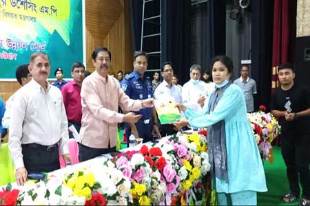 ছাত্রছাত্রীদের শিক্ষাবৃত্তি প্রদান