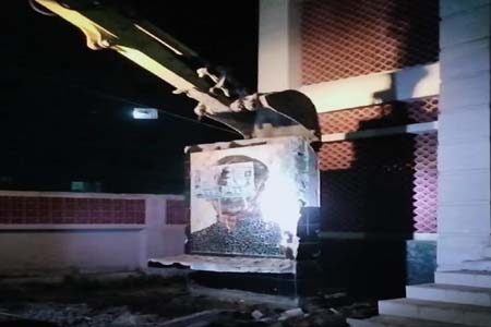 বঙ্গবন্ধুর ভাস্কর্য ভাংচুর