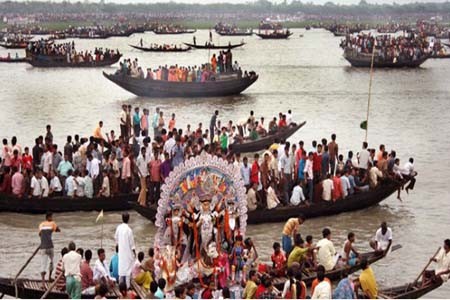 কড়া নজরদারির মধ্যদিয়ে ইছামতীতে দুই বাংলার দুর্গা প্রতিমা বিসর্জন