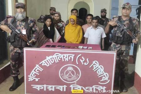 বাংলাদেশী আটক