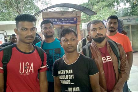 ভারতে পাচার হওয়া ৭ বাংলাদেশি যুবককে বেনাপোলে হস্তান্তর